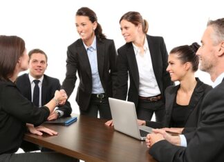 Czy żona może pracować u męża bez umowy?